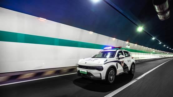 巴黎街头追凶名场面！领克01的“警察搭档”身份藏不住了