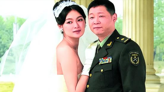 55岁赵亮现状：带模特老婆深山养鸡16年，俩儿子像谁一目了然