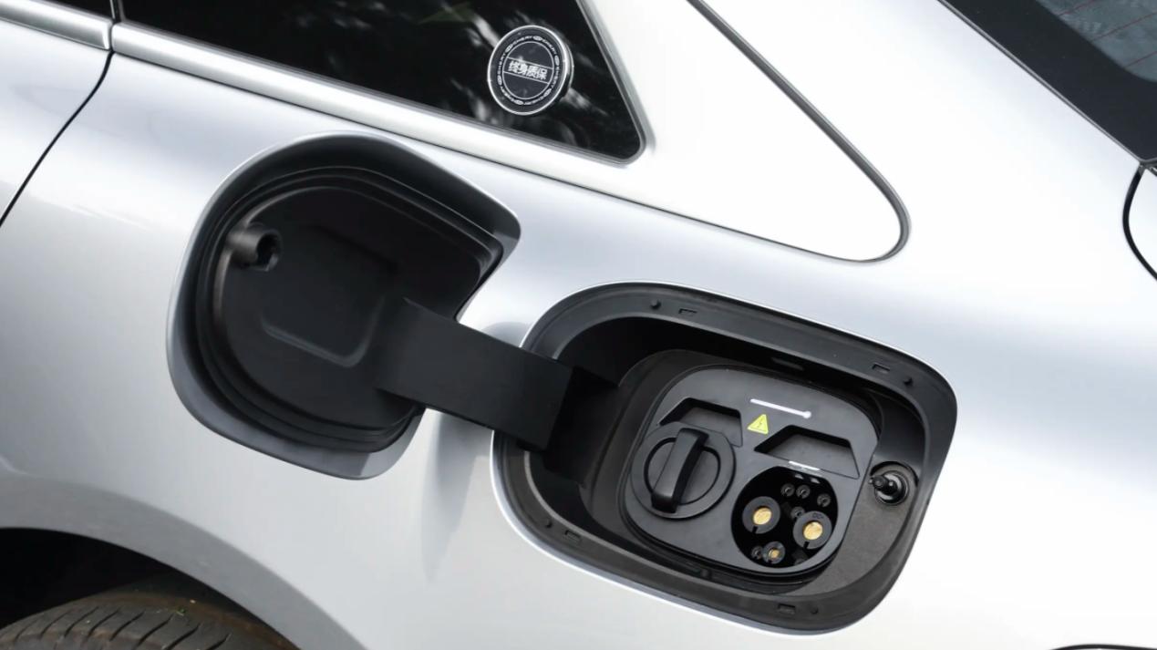 入门就有260km续航，定位C级车，卖14.99万起，奇瑞风云A9L值不值