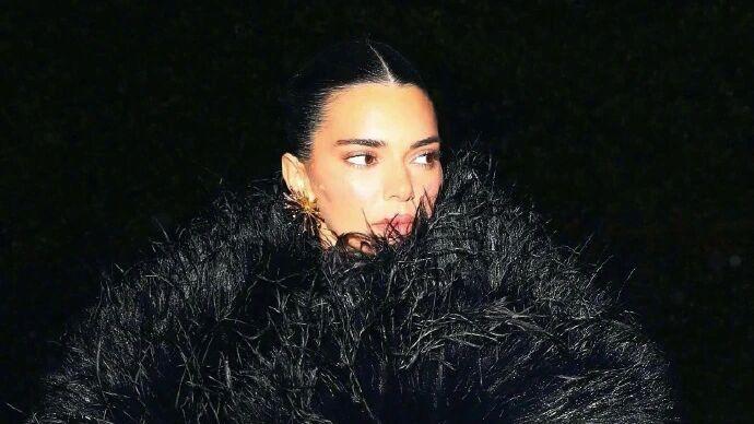 皮草裹艳裙，冬夜炸街魂；抓马融高定，圣诞不跟风