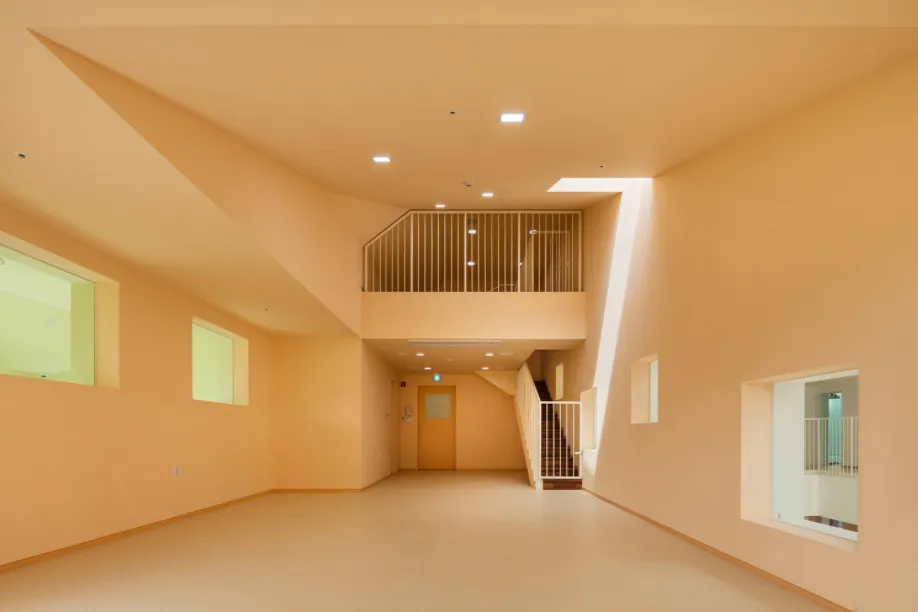 巧妙开窗，这些幼儿园捕获了阳光……