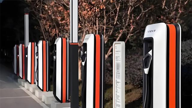 充电桩“翻车”：极氪车主因充电故障维权