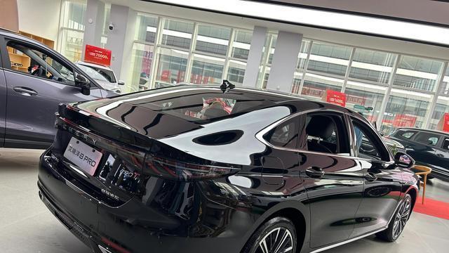 奇瑞艾瑞泽8PRO到店实拍，内外看齐风云A8L，配16T发动机
