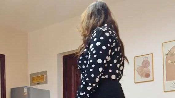 女子衣着时尚秀身材，表态“不减肥”，网友支持：很好看！