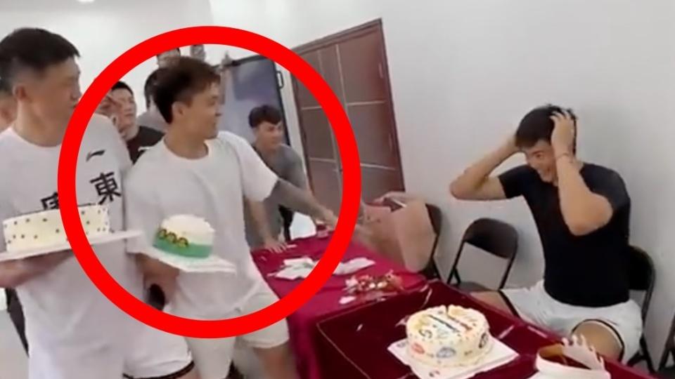 杜锋主持焦泊乔生日会，赵睿和周鹏直接“开砸”，胡明轩嘴馋在偷吃