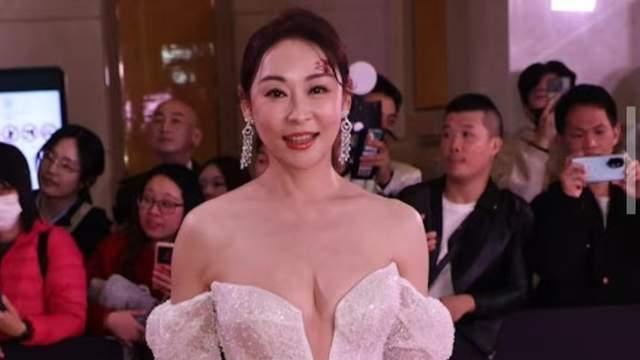 可惜！TVB女星入行24年遗憾失落奖项，颁奖礼秀丰满上围更险些走光