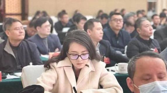 章子怡亮相文联会议，素颜戴眼认真做笔记，手上大钻戒意外抢镜