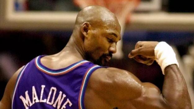 詹姆斯明明浑身都是肌肉，为何却几乎看不到 他的胸肌和腹肌呢？