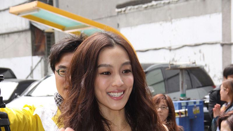 范玮琪戴大S骨灰项链演出：当纪念变成随身携带，我们该如何看待生死边界？