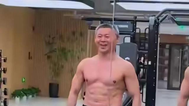 我的后半生：69岁张丰毅身材照刷屏朋友圈，29岁小伙都自愧不如