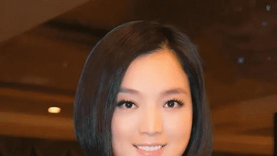 离婚带娃独自打拼，二婚嫁小8岁“音乐才子”，如今活成人生赢家