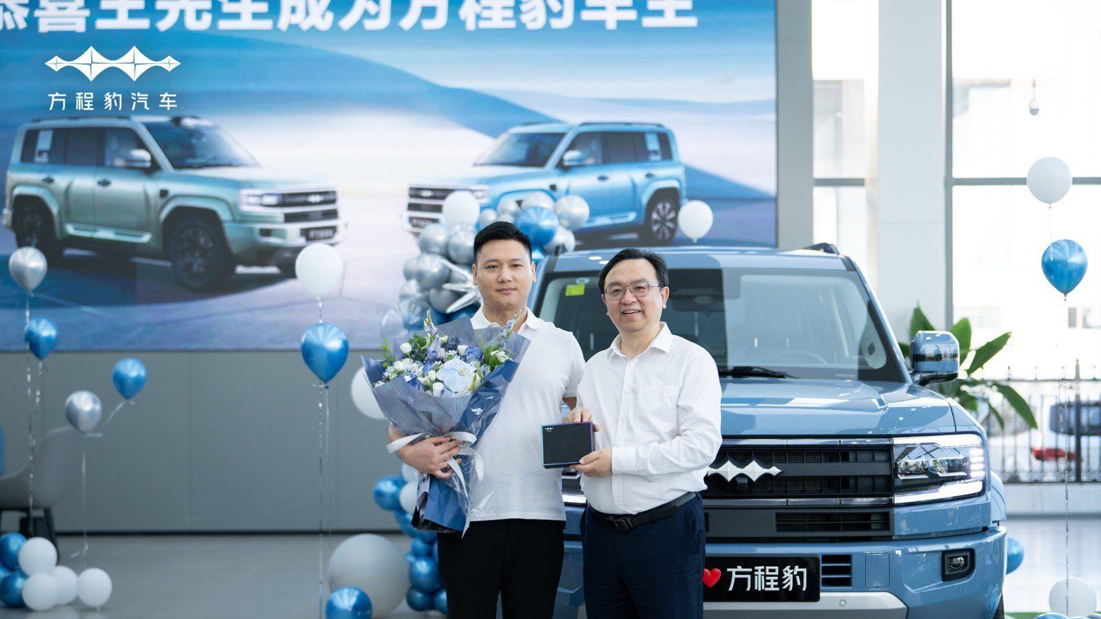 比亚迪总裁王传福亲自给方程豹车主交车，亲和力十足！