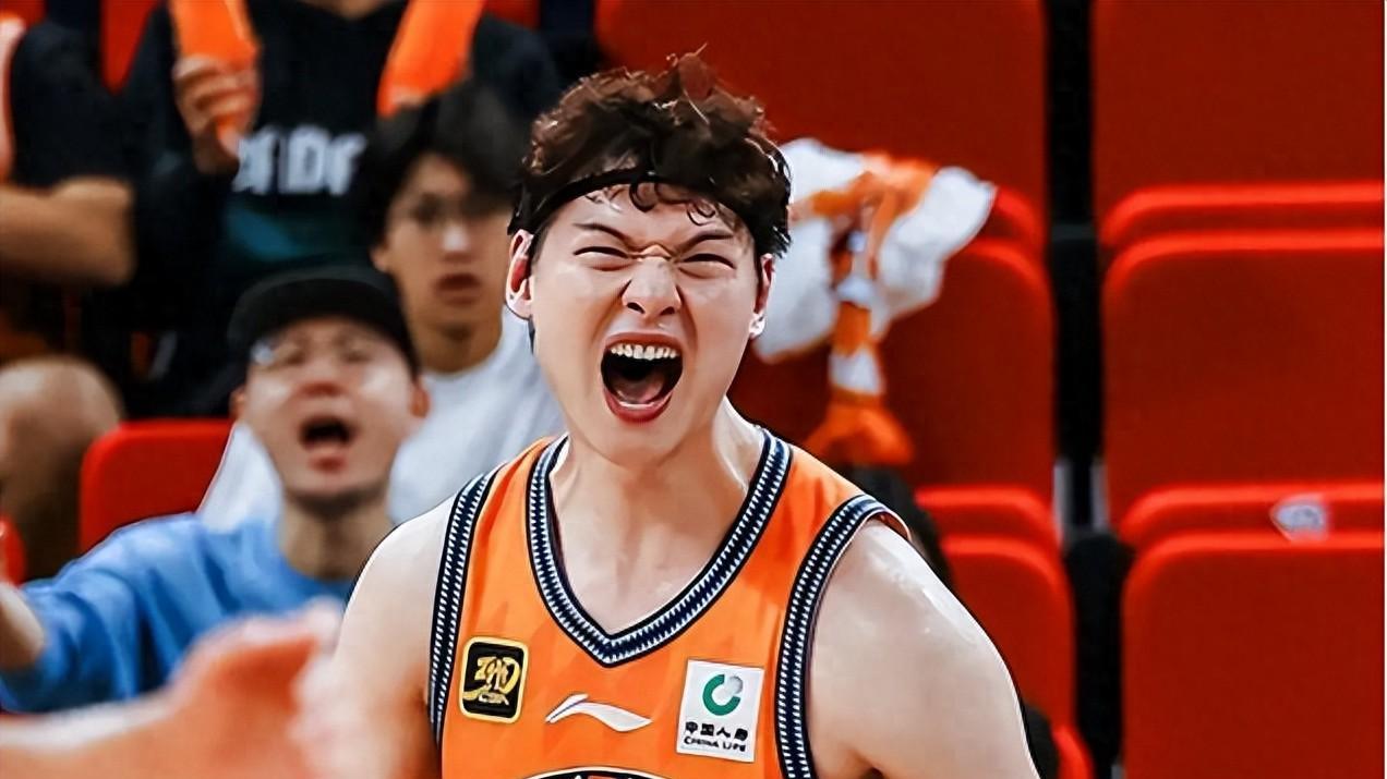 王哲林伤势无碍，缺席一周左右，与球迷互动笑嘻嘻！