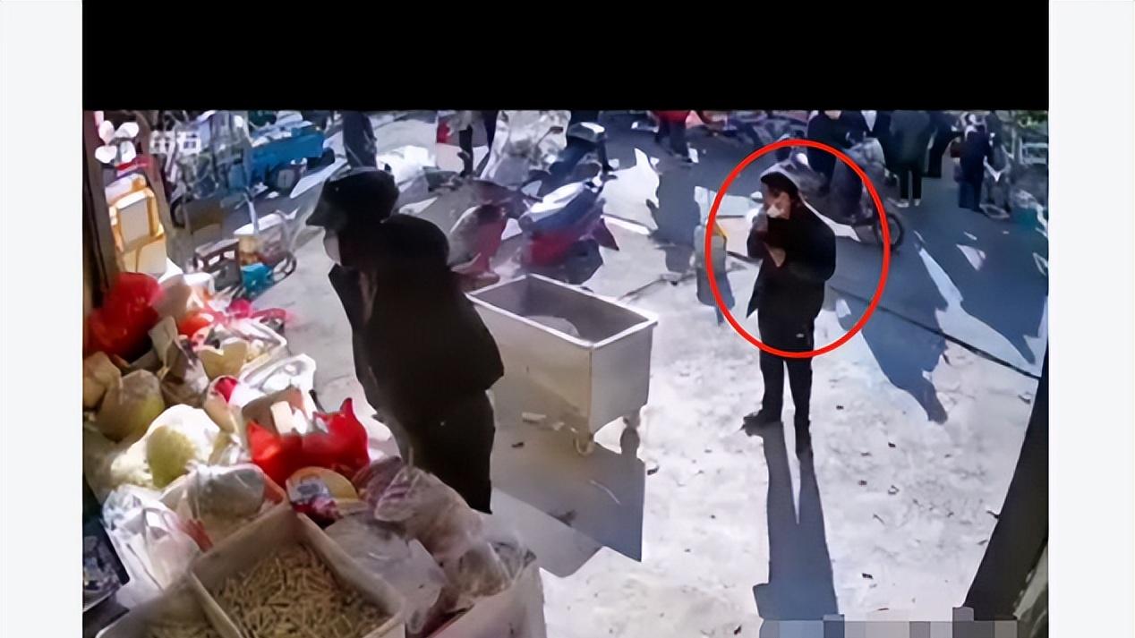 浙江老人画假币吃霸王餐9年，意外去世后，店家哭着说我还在等他