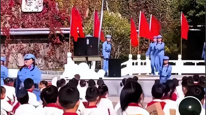 每天为路过俄军加油的小孩出名了！俄兵送给他一把冲锋枪