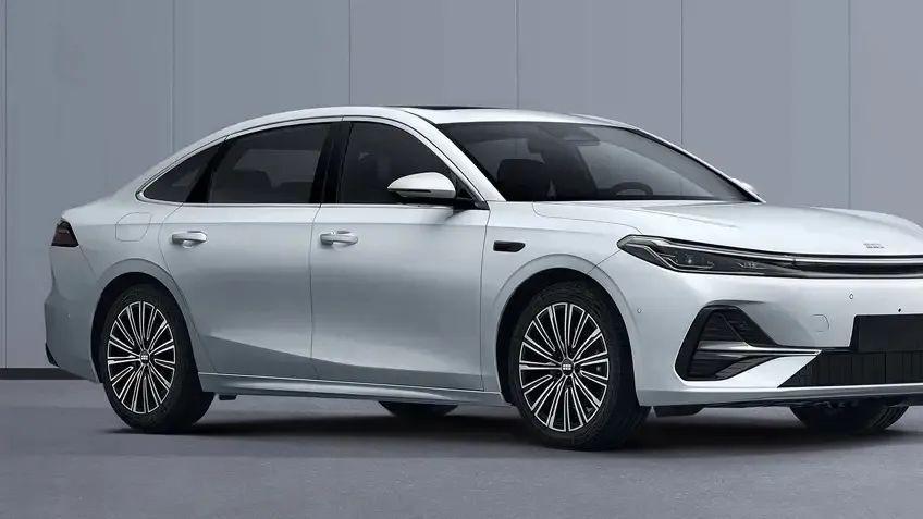 吉利银河A7 EM-i，馈电油耗2L级，续航2100km+