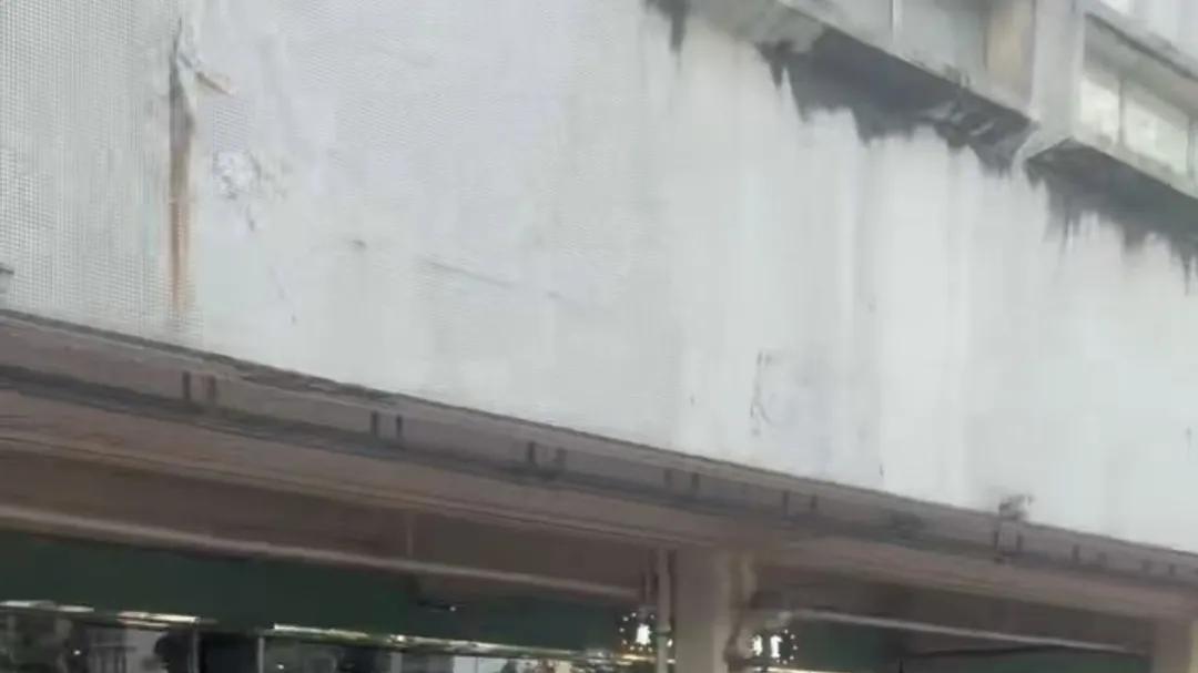 “全部家当，只剩一部手机”