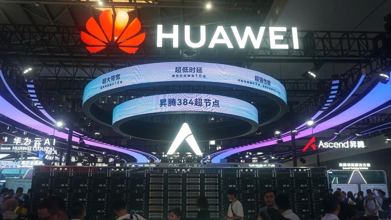 黄仁勋不“装”了？冷脸称对中国很失望，外媒：特朗普毁掉美优势