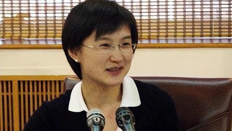 这两位央视主持人，原来是夫妻？低调了19年，如今一家三口很幸福