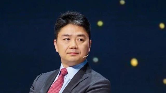 刘强东草根逆袭，携4400万衣锦还乡，不愧是知恩图报企业家