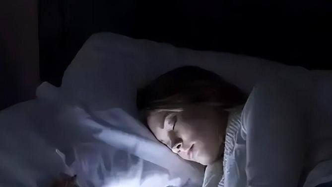 老祖宗说“睡觉头朝西，财散人别离”，何意？睡觉不能头朝西吗？