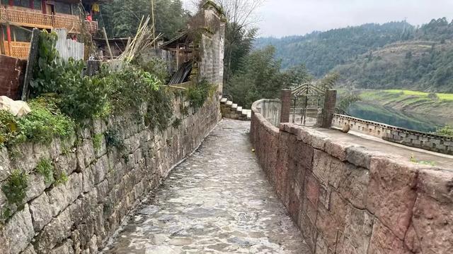 农村现状大量的人在逃离，在外面谋生，返乡潮遥遥无期