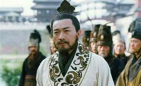 郑庄公亲弟弟屯兵造反，生母武姜却偷偷写信给小儿子：你我母子里应外合，快来攻打都城！杀了他