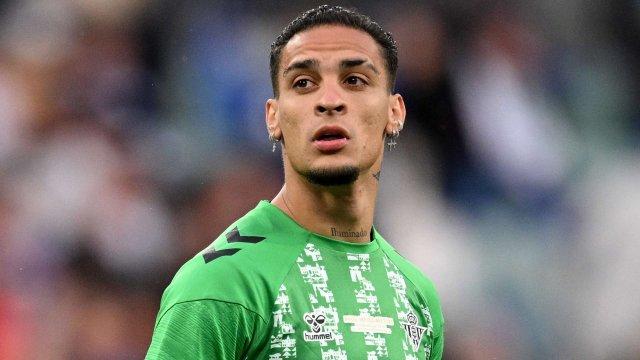 安东尼转会肥皂剧：曼联接受贝蒂斯报价，但薪资问题悬而未决