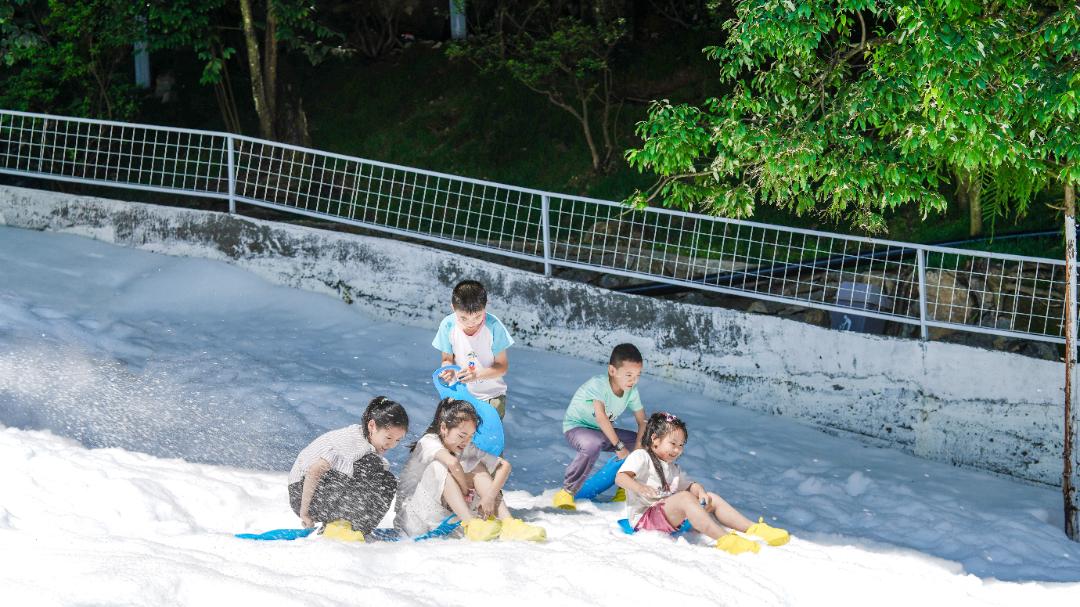 九皇山奇幻林暑期热度攀升，冰瀑萤火成大众避暑首选