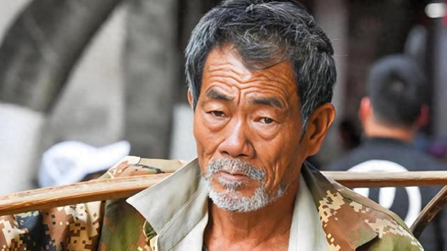 偷梨摔倒后续：法院判赔3.5万给小偷，律师：以后小偷更理直气壮