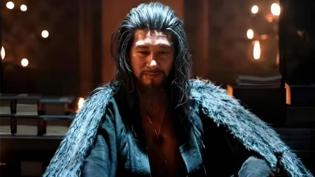 58岁王劲松苦练胸肌演武将，对比流量用肌肉衣，演员本分去哪了？