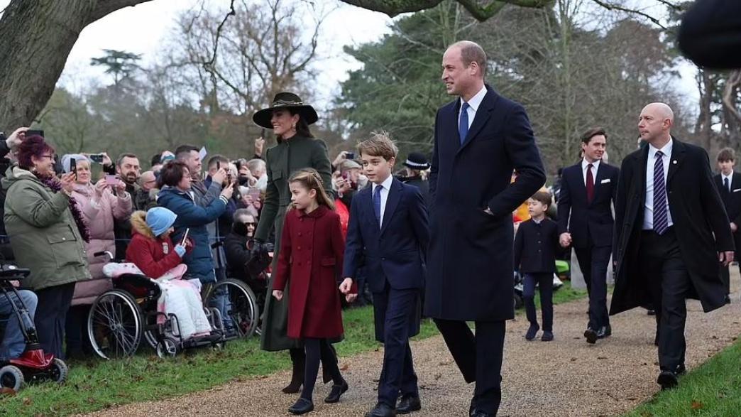 威廉一家五口出席圣诞宴会！夏洛特穿枣红裙贵气，路易小表情好萌