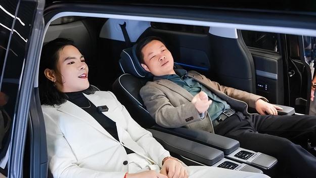 向佐喜提新车，他穿西装也浓妆艳抹，CEO何小鹏亲自交付排面大