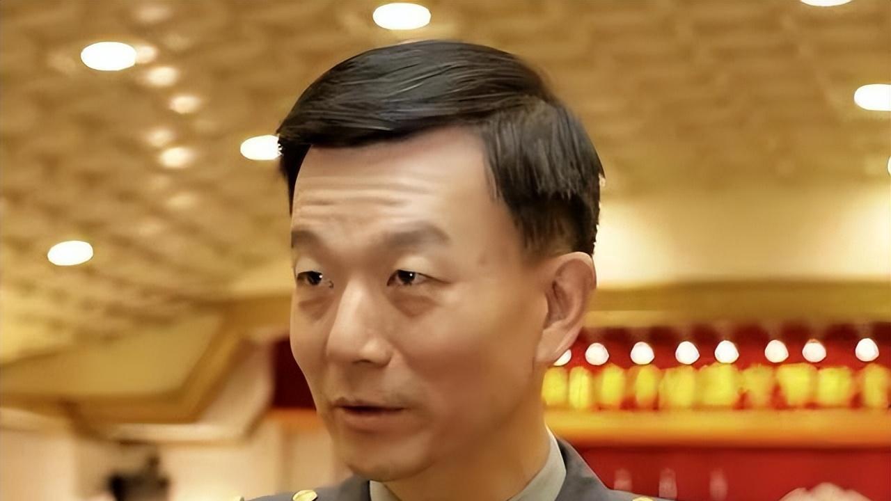 从少将到“土房哥”：于北辰的荒诞政治秀场