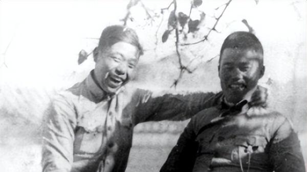 疯子将军王近山晚年照，小20岁妻子和女儿幸福同框，一家人颜值高