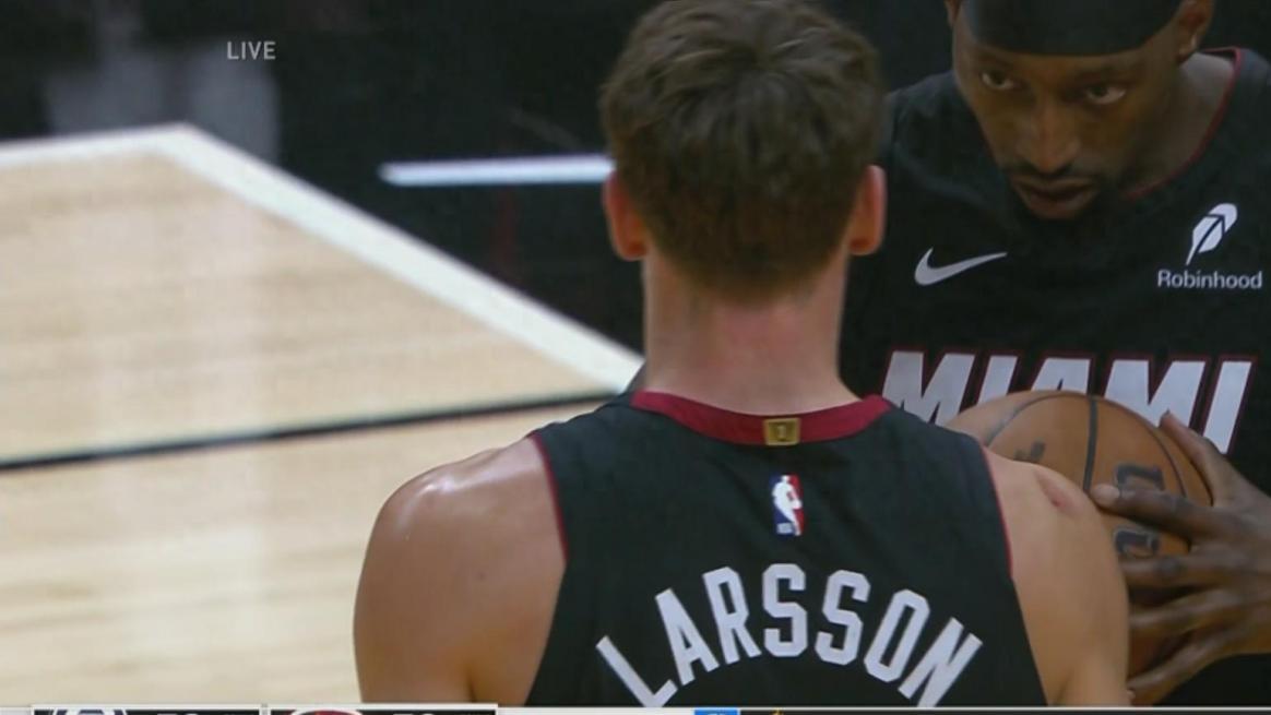 ？？战士的勋章！热火新秀拉松连续倒地冲抢 肩膀上新伤痕很明显