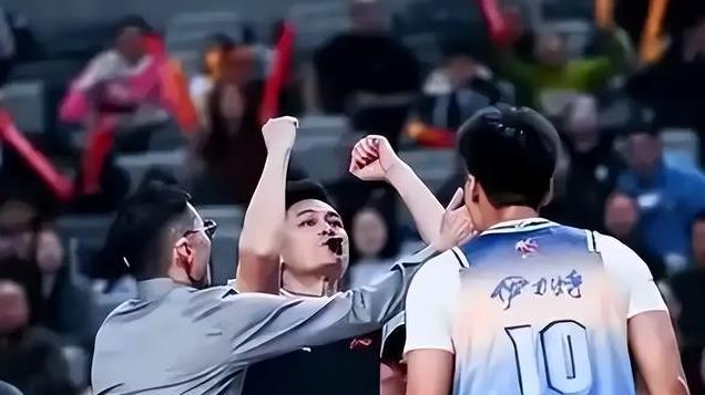 此乃高人！1年内送走2名“大腕”，如今让2支球队“哑巴吃黄连”