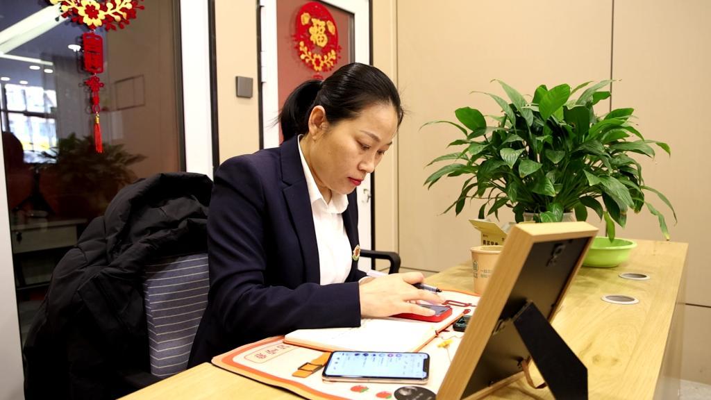 宝妈1年卖房158套年薪百万并承诺每年寒暑假都带着儿子去旅游。