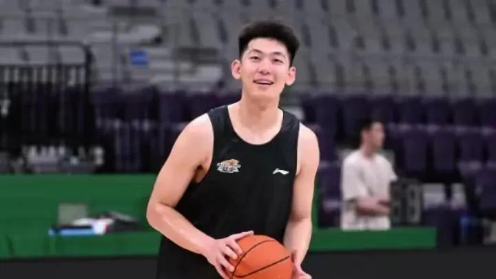 辽宁男篮：三喜临门，卫冕之路上的稳健步伐