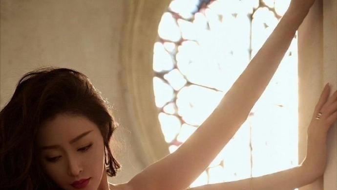 张天爱红裙魅影，燃爆全场，绝美风采令人窒息