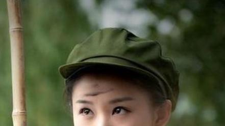 王雷夫妻同框，网友调侃：像是爸爸领着女儿！39岁李小萌太幼态！
