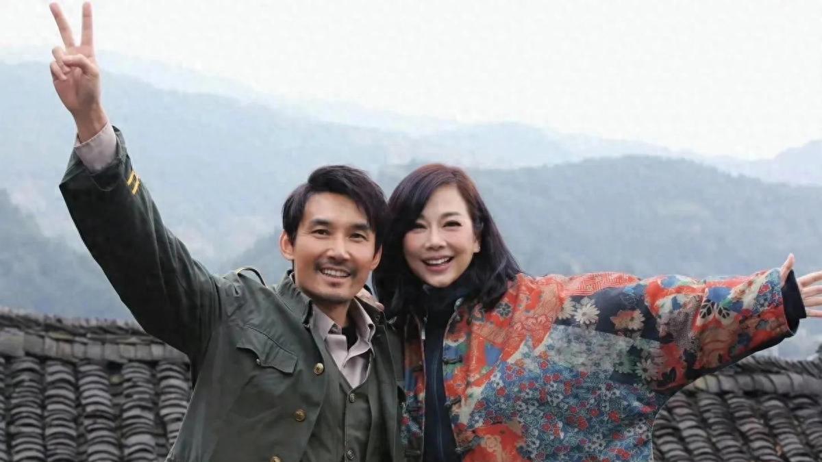 45岁张铎携54岁妻子陈松伶一起贵州拍戏，夫妻恩爱同框幸福满溢！