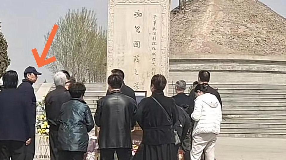 副部级待低调回乡祭祖，被赞“这才是人民艺术家该有的样子”。