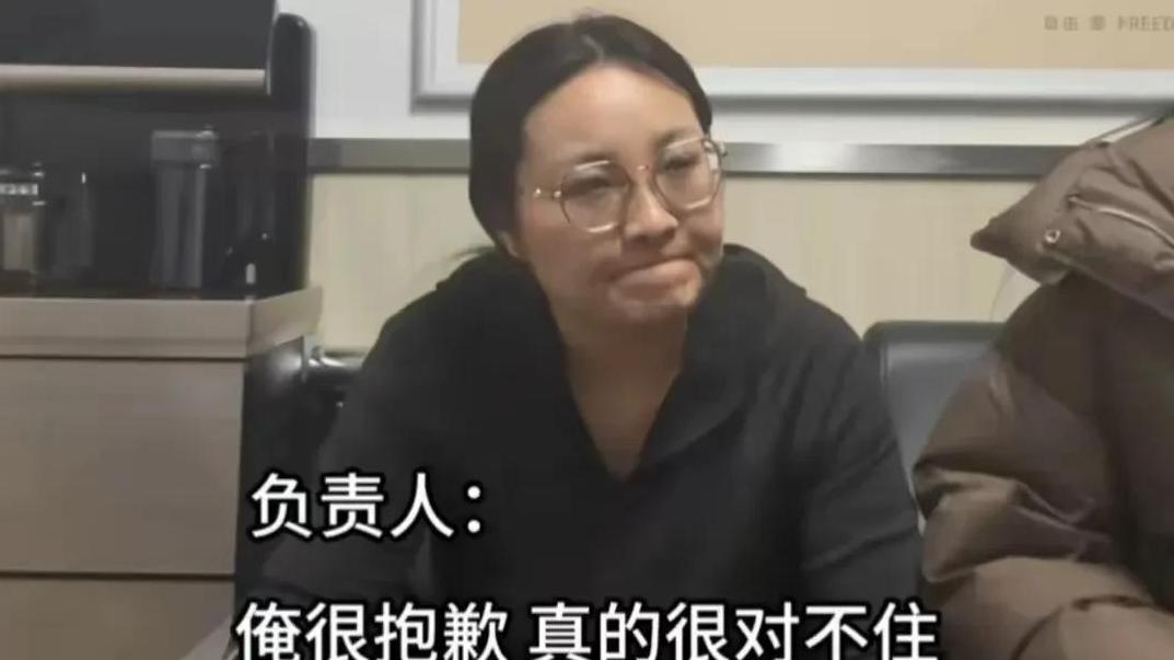 内裤女惨了！胖东来通告已出，将向裤头姐索赔100万，网友一边倒