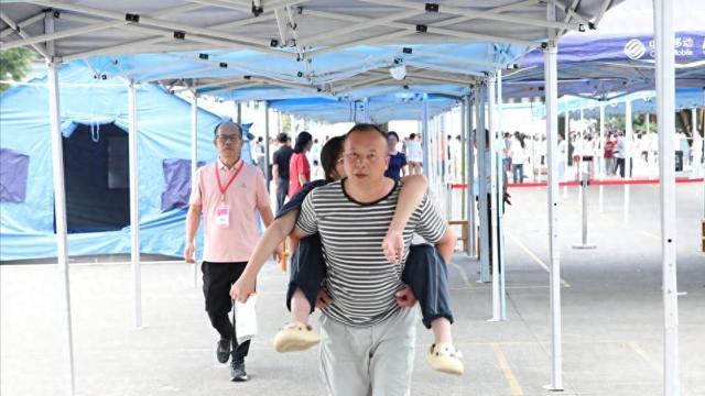 背进考场女孩成绩出来了，好消息是考上了，坏消息是需要妈妈陪读