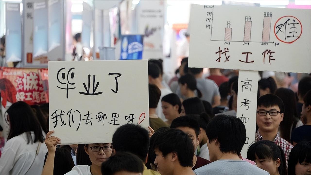 幽默搞笑：让老年人重返职场、中年人集体返校、年轻人进驻养老院