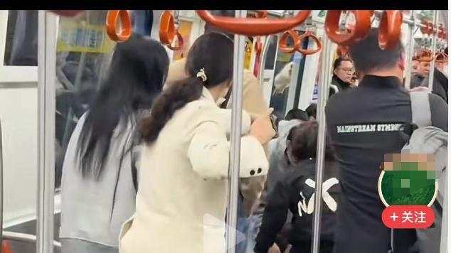 婆媳地铁当众扭打，孩子挺身护母，仅小伙出手拉架太揪心！