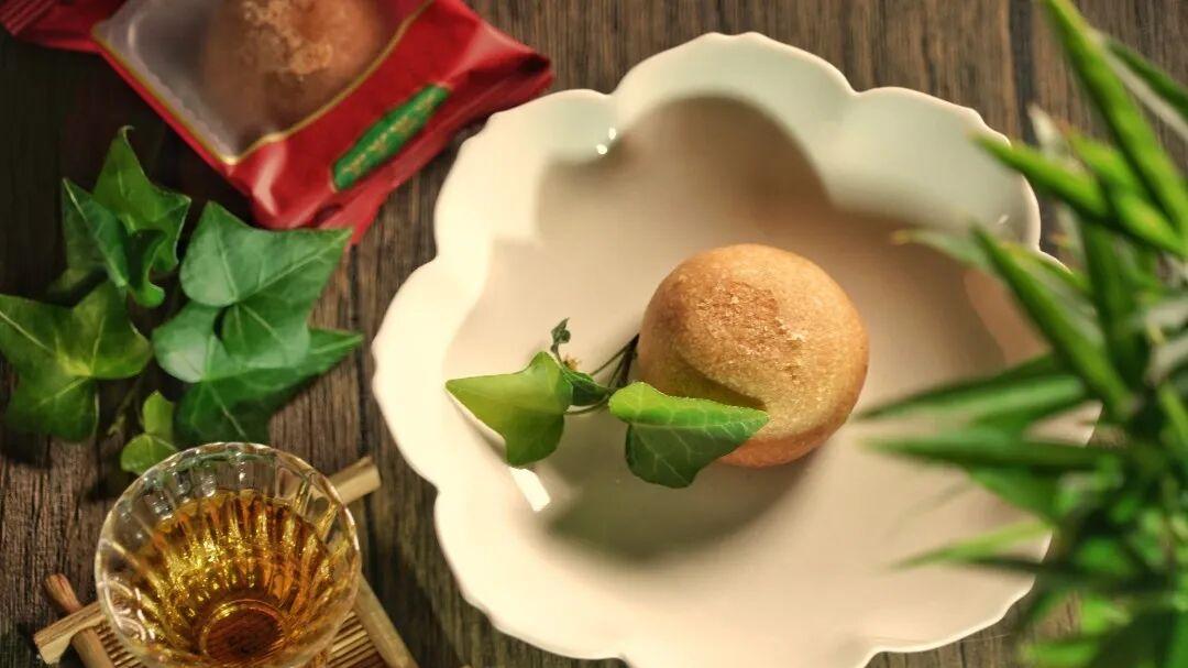 用花做成的饼：云南知名特产鲜花饼，搭配普洱茶中和甜腻会更好吃