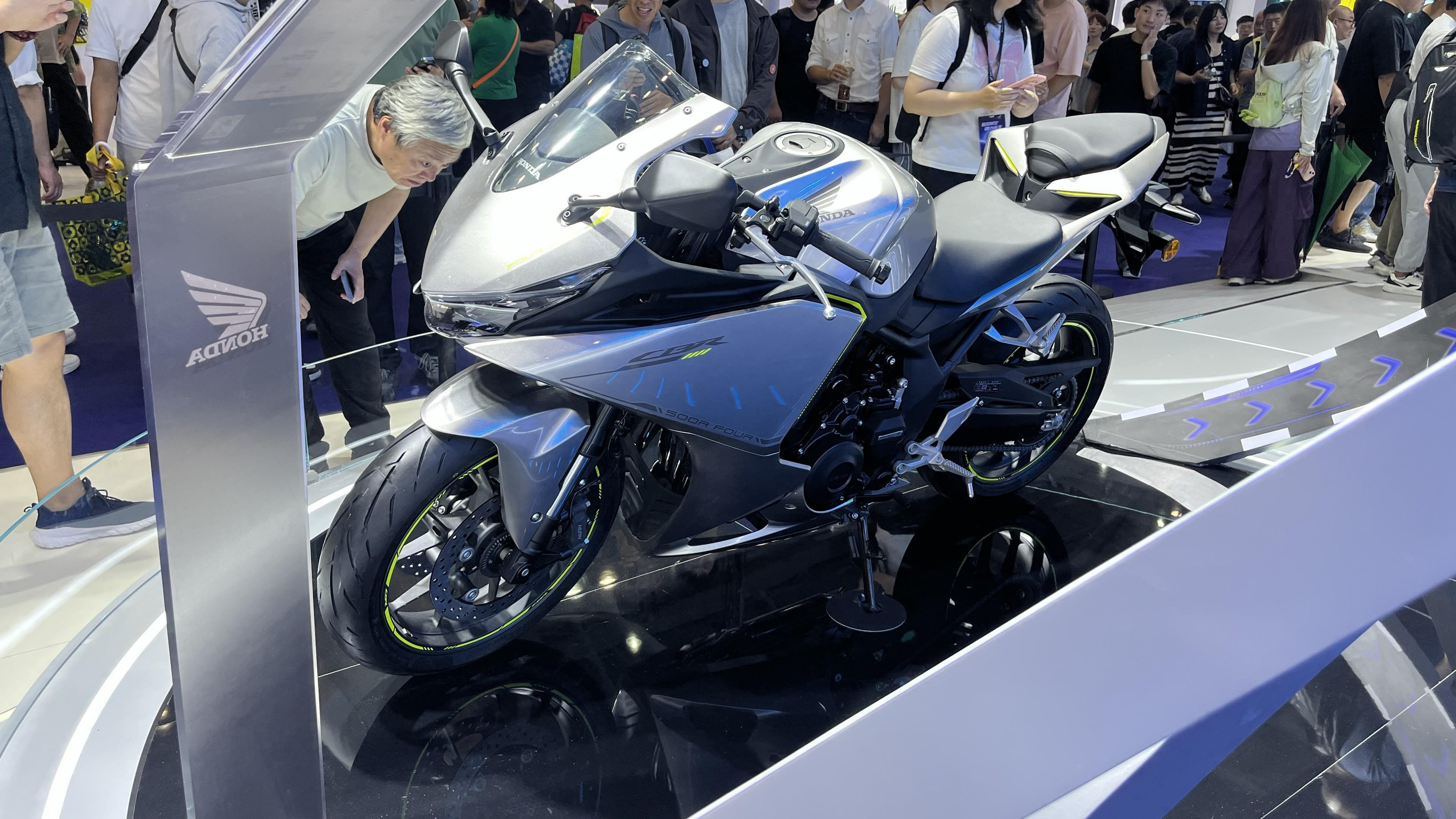 四缸+电控+铝合金后摇臂，26款本田CBR500R，预售4万起？