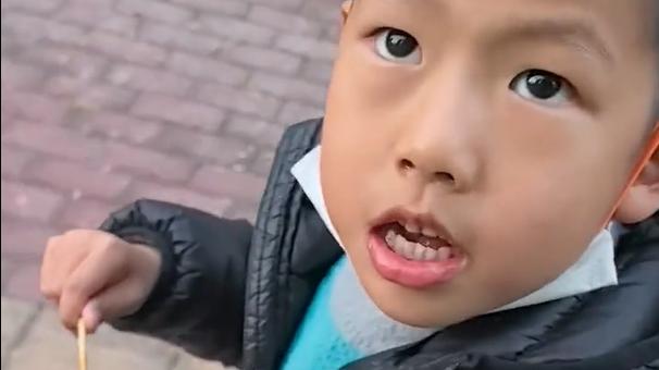 全班倒数第一的19分，换来妈妈一句“这么高啊”：这根烤肠，接住了多少孩子的童年恐惧？